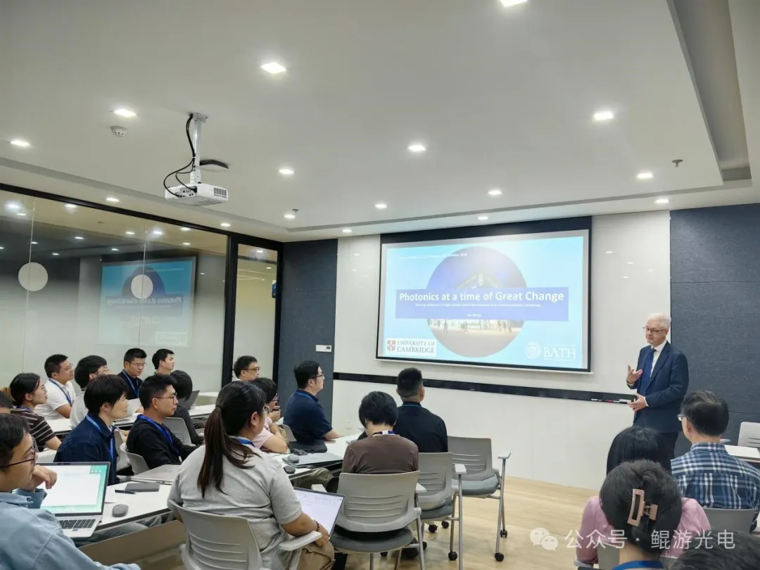 Internationally renowned photonics expert, Academician Ian White, visited NOP